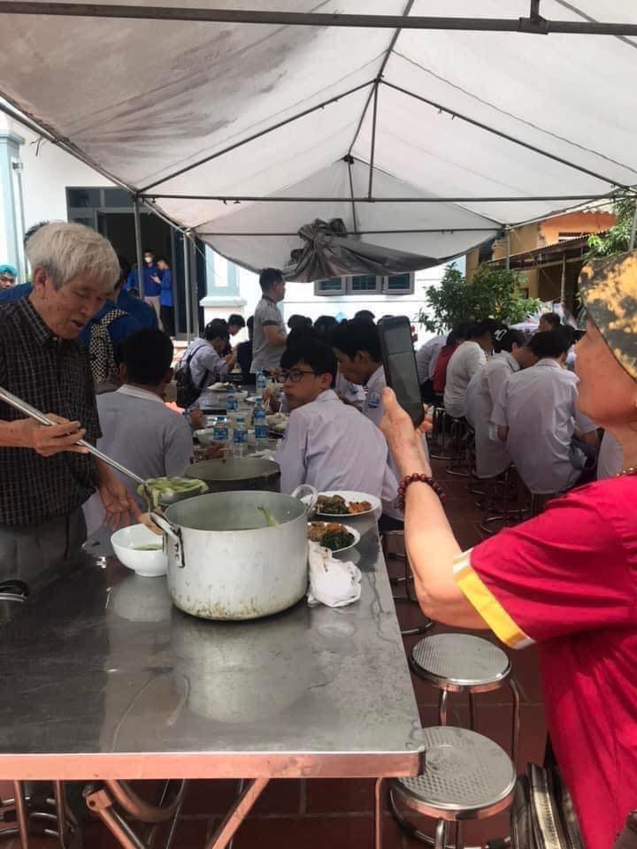 Hình ảnh "ấm lòng" trong mùa thi tốt nghiệp THPT, cả làng tập trung nấu cơm cho sĩ tử