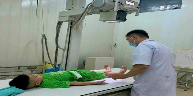 Cô giáo dạy thêm bị tố dùng thước gỗ đánh bé lớp 1 chảy máu miệng, sưng đầu

