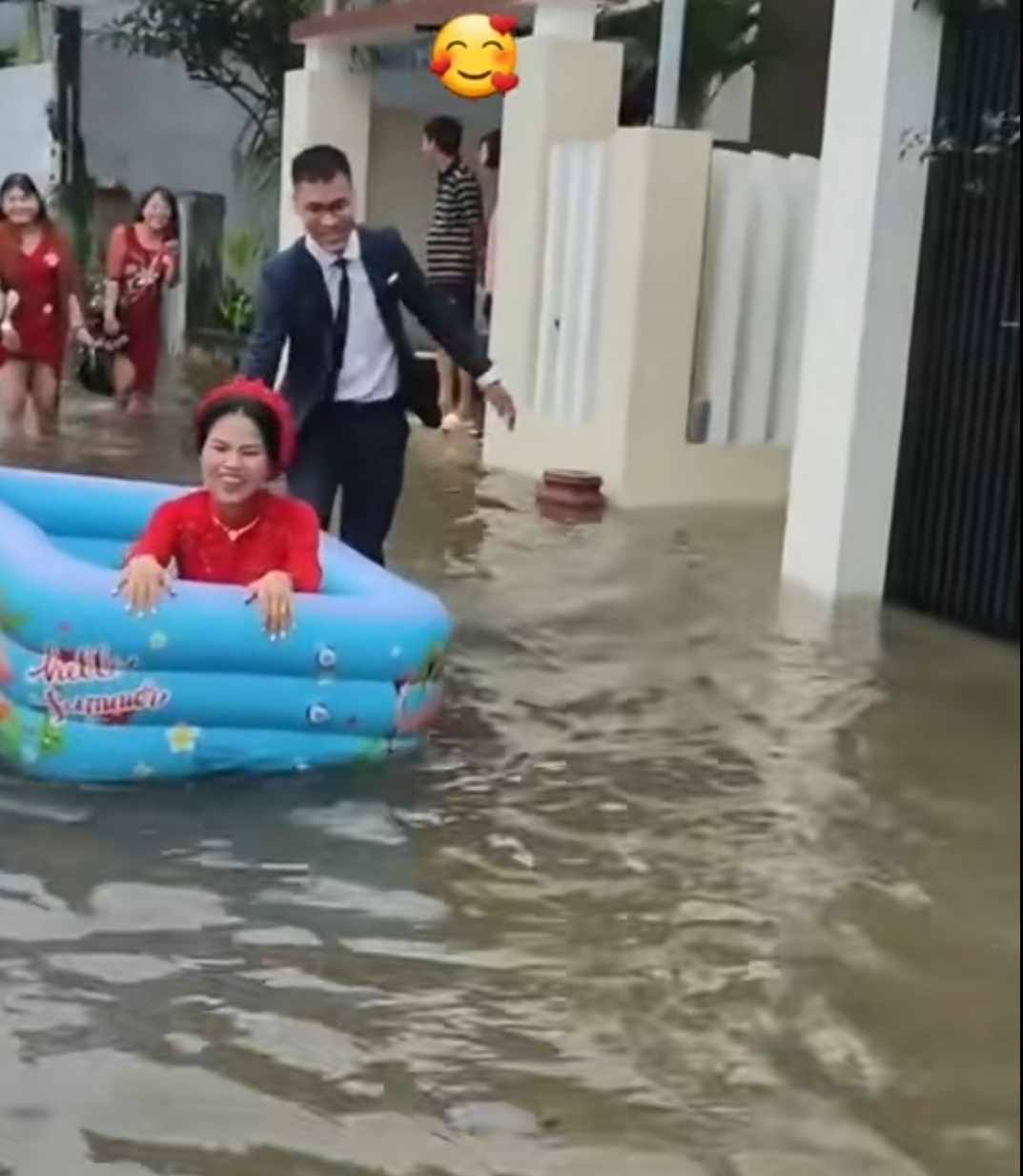 Bi hài đám cưới ngày mưa ngập lênh láng cả đường, cô dâu chú rể rước dâu bằng phương tiện không ai ngờ