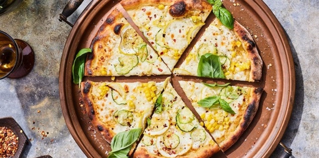 Cuối tuần rảnh rỗi làm pizza ngô bí ngòi đổi bữa cho cả gia đình