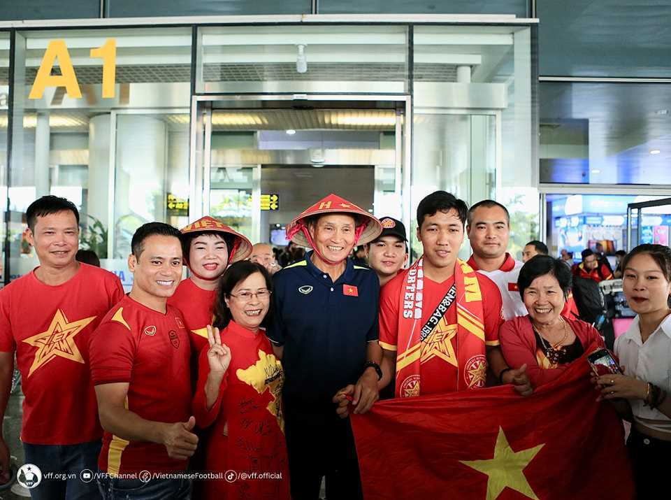 Tuyển bóng đá nữ kết thúc hành trình ở World Cup, về đến Việt Nam trong vòng tay chào đón của người hâm mộ