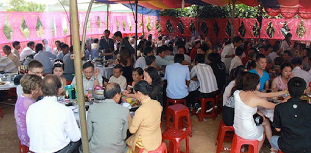 Cả làng đau bụng sau tiệc cưới hơn 500 khách dự ở Quảng Bình

