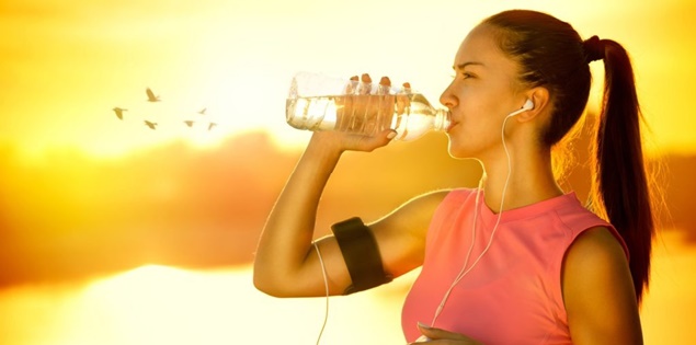 Runner nào cũng phải nắm rõ cách uống nước khoa học khi chạy bộ ngày hè