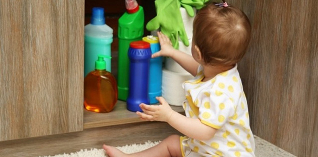 Bé 2 tuổi bị bỏng vì uống nước tẩy bồn cầu, do tưởng là... nước ngọt


