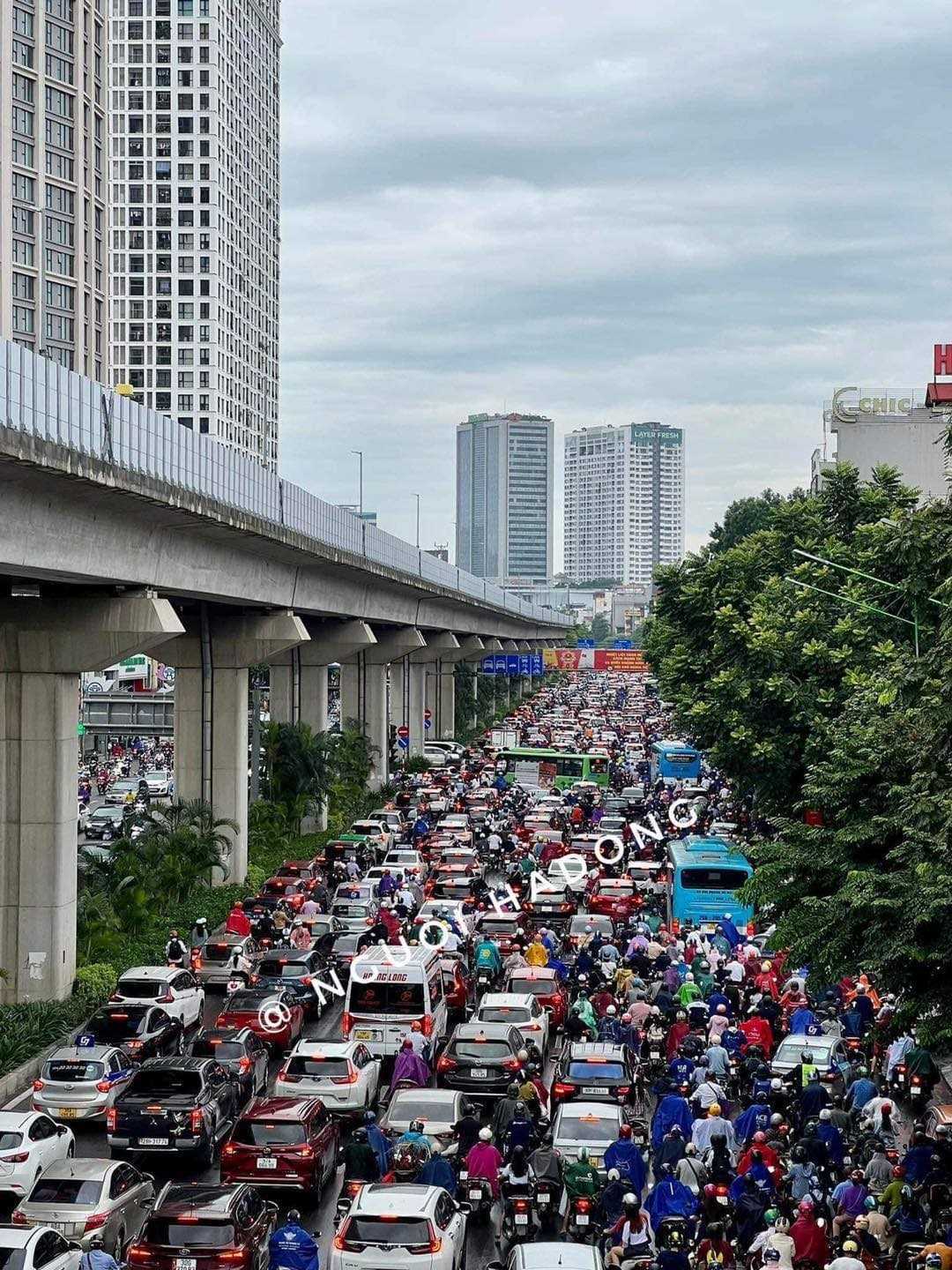 Mưa sáng đầu tuần, nhiều tuyến đường ùn tắc, dân văn phòng chật vật đến chỗ làm