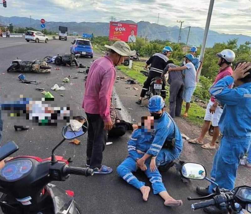 Ô tô tông hàng loạt xe máy dừng đèn đỏ trên QL1, nhiều người bị thương
