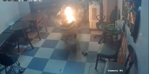 Xe máy điện bốc cháy khi đang sạc pin giữa đêm, chủ nhà tránh được hỏa hoạn nhờ điều này
