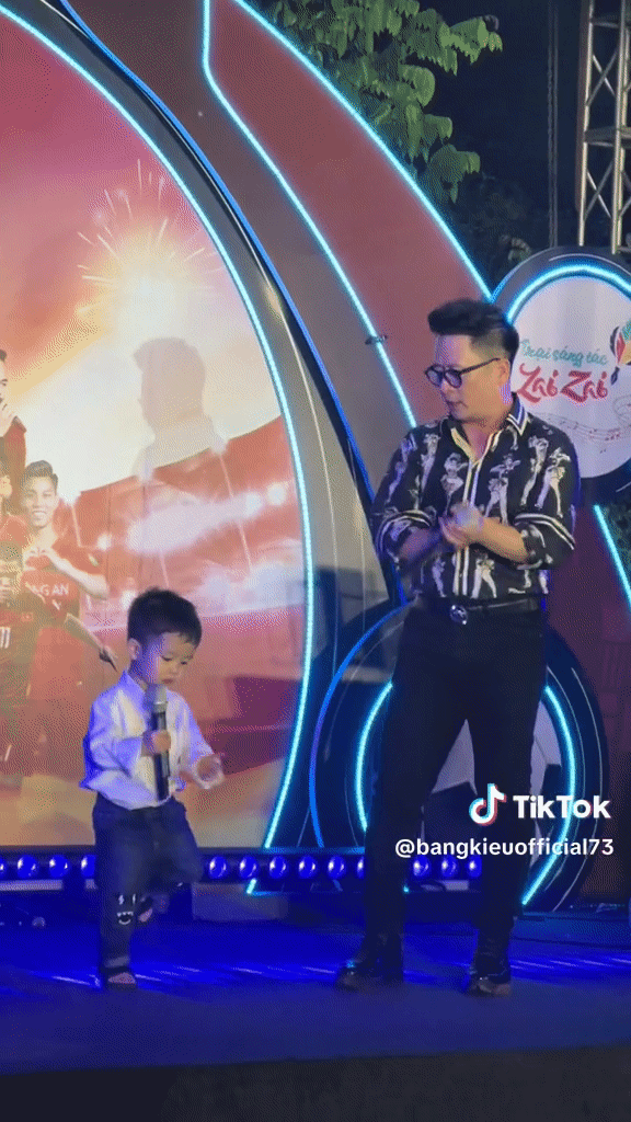 Con trai út của Bằng Kiều lên sân khấu biểu diễn cùng bố: Có tố chất ca sĩ tương lai!