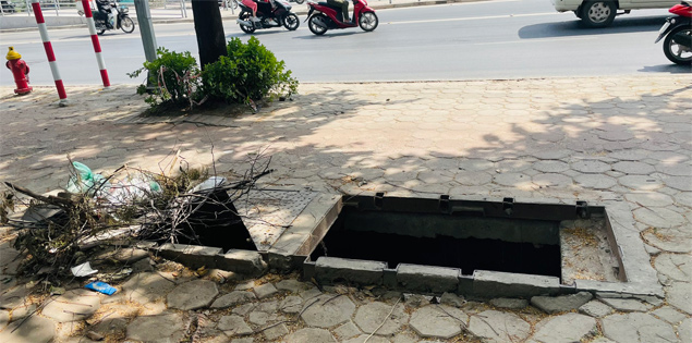 Hi hữu shipper cùng xe máy đang đi trên vỉa hè bất ngờ rơi xuống hố ga

