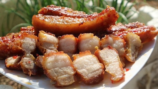 Cơm chiều với món chính làm từ thịt heo, thơm nức mũi, bên ngoài giòn bên trong mềm