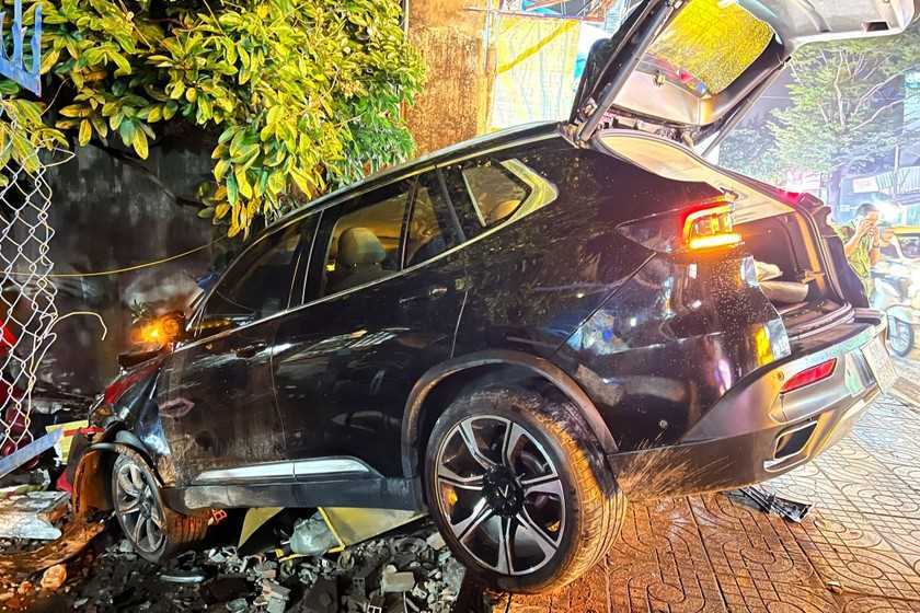 Ôtô tông liên hoàn 5 xe, một người chết
