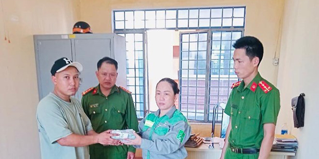 Nửa đêm nhặt chiếc túi bên đường, nữ lao công tá hỏa phát hiện số tiền gần 100 triệu

