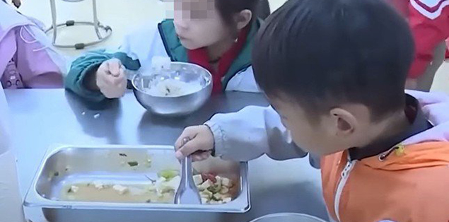 Vụ "11 học sinh ăn 2 gói mì tôm chan cơm": Chỉ đạo công khai tài chính, lắp camera tại bếp ăn

