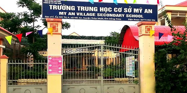 Tát học sinh vì không thuộc bài, giáo viên bị phụ huynh đánh tại sân trường

