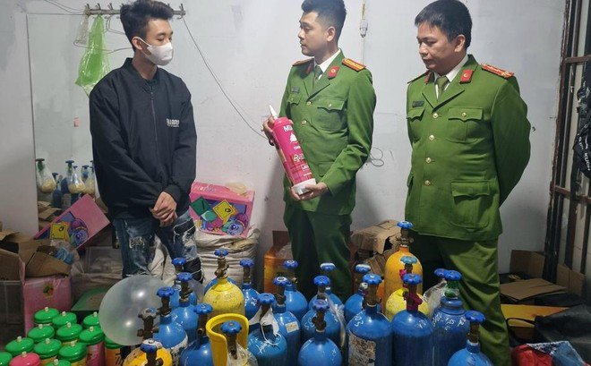Phá tụ điểm chuyên cung cấp 'khí' phục vụ khách 'cười' tại nhà
