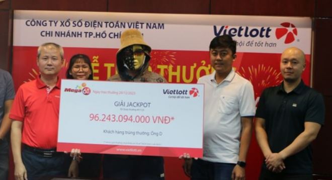 Một người chạy xe ôm trúng Vietlott 96 tỷ đồng
