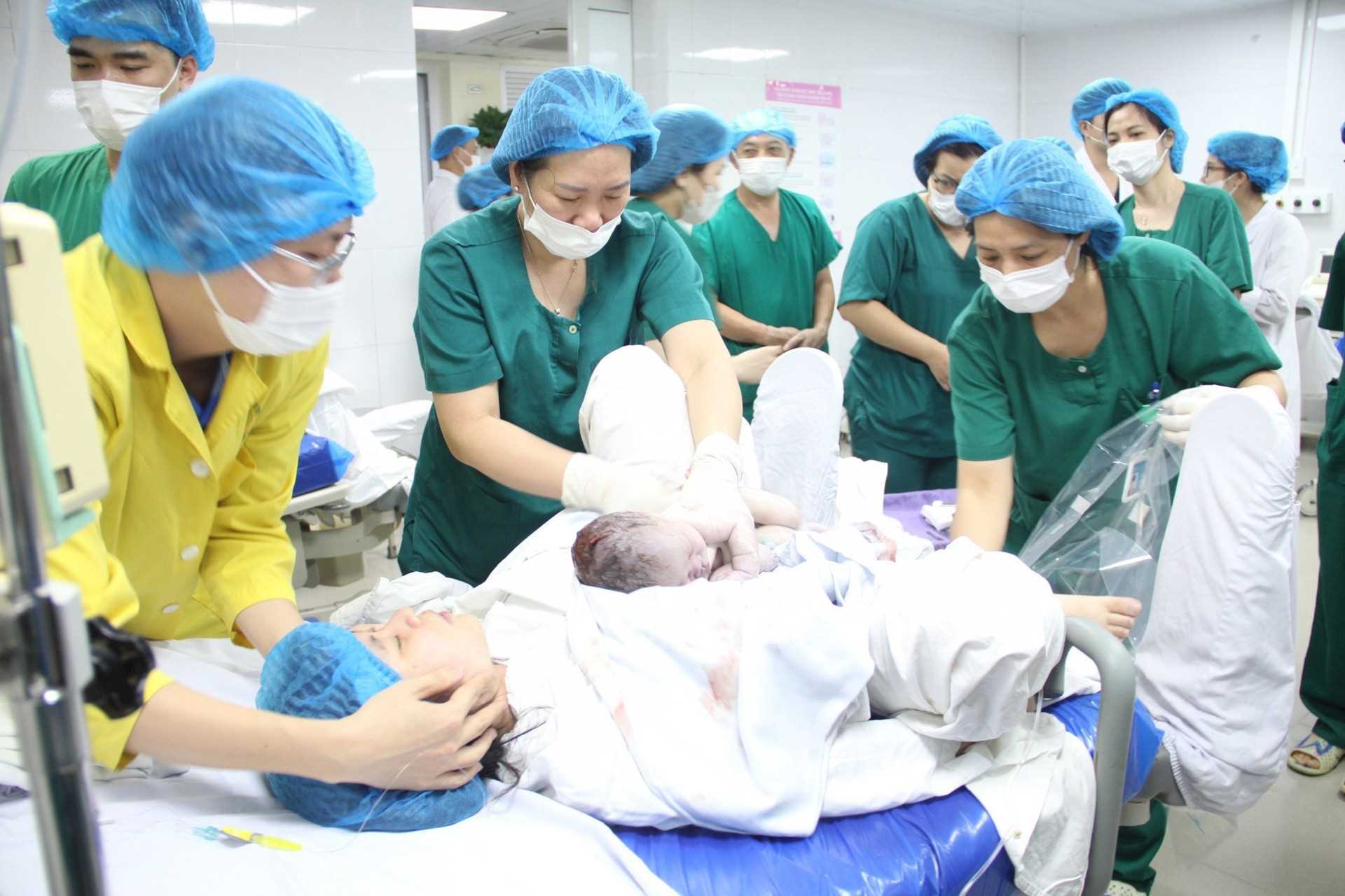 Những công dân nhí đầu tiên chào đời đúng khoảnh khắc năm mới 2024