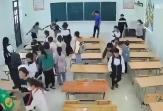 Thông tin mới vụ học sinh dồn ép giáo viên vào góc lớp tại Tuyên Quang