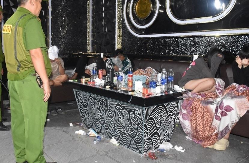 Công an đột kích bắt nhóm "bay lắc" trong quán karaoke lúc nửa đêm
