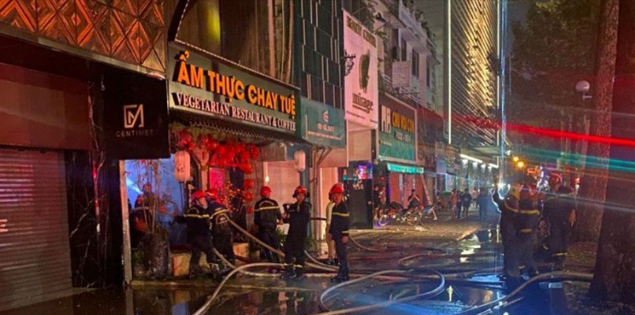 Cháy nhà hàng chay ở quận 1, cảnh sát cứu nhiều người mắc kẹt

