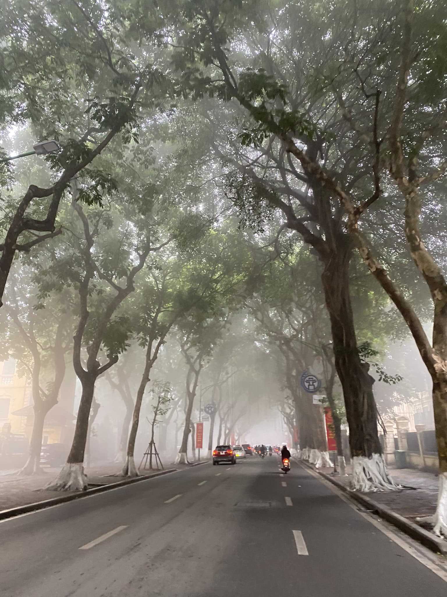 Người Hà Nội ngỡ ngàng với khung cảnh sáng nay, tưởng đang ở Sapa hay Đà Lạt