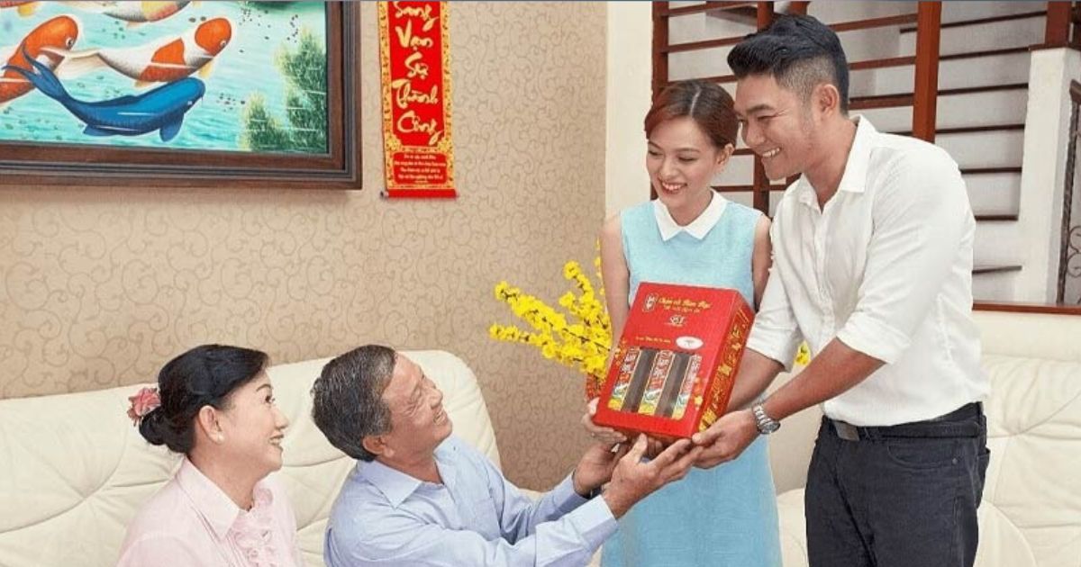 Giáp Tết, tặng bố mẹ bạn gái giỏ quà, thanh niên yêu cầu được "biếu lại" cành đào khiến dân tình la ó