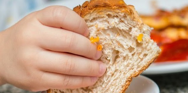 Bé ăn bánh mì có tốt không? Khi nào bắt đầu và cần chú ý gì?