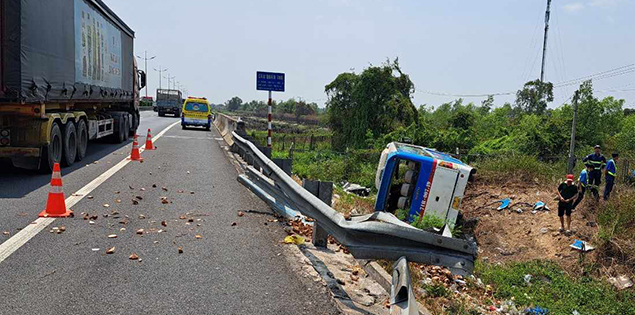 Xe khách 29 chỗ lật trên cao tốc TP.HCM - Trung Lương, nhiều người bị thương

