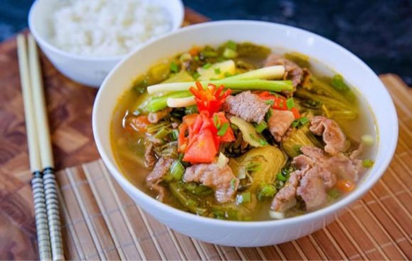 Cách làm món canh dưa chua thịt bò thanh mát, ăn cả bát to cũng chẳng ngán