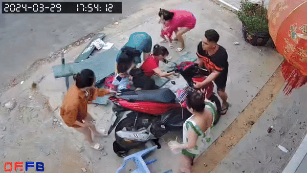 Hãi hùng đoạn clip xe máy lao nhanh vào 3 người bên đường, nguyên nhân không ngờ một lỗi nhiều người mắc