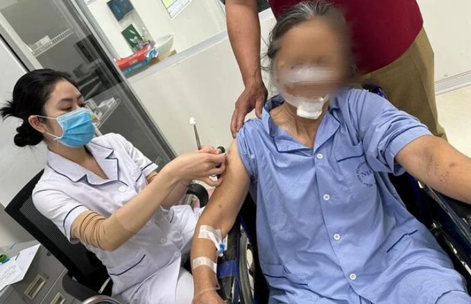 Bị chó hàng xóm tấn công, người phụ nữ phải khâu gần 70 mũi
