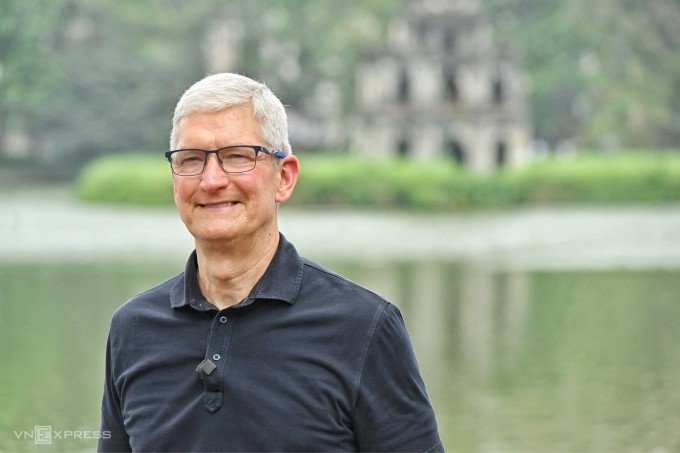 Tim Cook đi dạo hồ Gươm