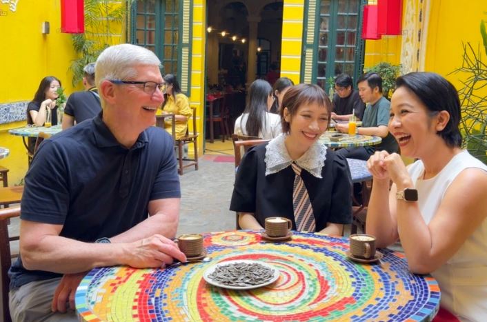 Tim Cook đến Việt Nam: Ông chia sẻ hình ảnh gì khiến cư dân mạng "phát sốt"?