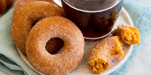 Bánh donut bí ngô giòn rụm hấp dẫn, ăn hoài không ngán