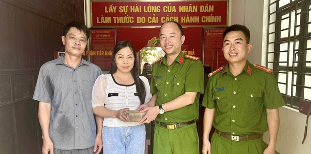 Người phụ nữ xúc động khi nhận lại 400 triệu đồng "đi nhầm" suốt 3 tháng

