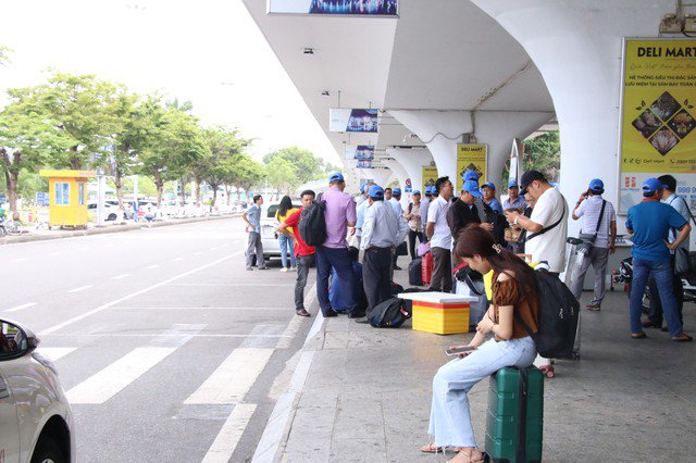 Bàn giao chiếc túi vô chủ chứa 300 triệu đồng tại sân bay Đà Nẵng
