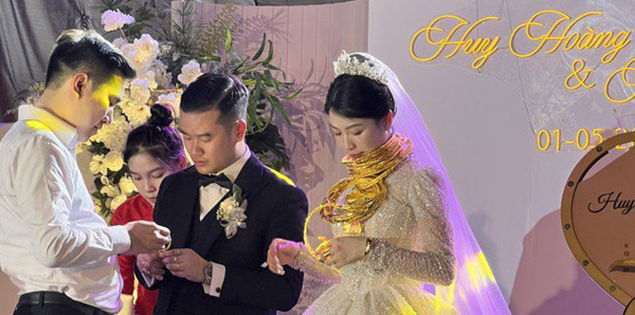 Đám cưới “siêu khủng” ở Hà Tĩnh: cô dâu đeo vàng trĩu cổ, tiết lộ chuyện tình yêu nơi xứ người

