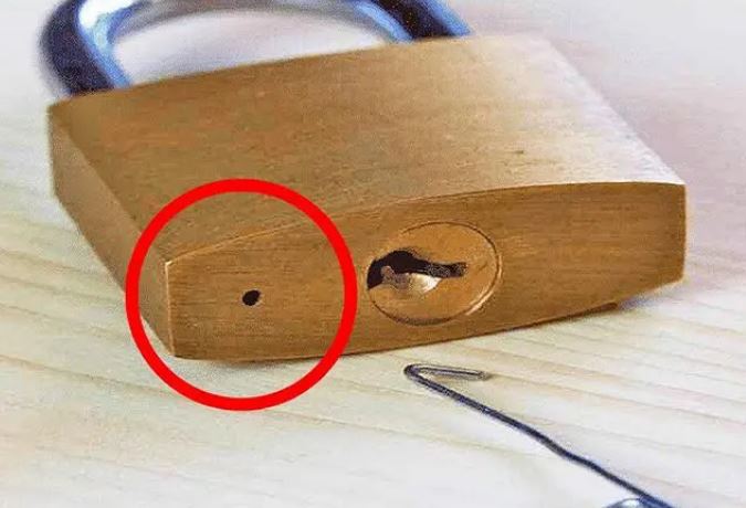 Lý do ổ khóa luôn có lỗ nhỏ phía dưới, bạn có biết tác dụng là gì?