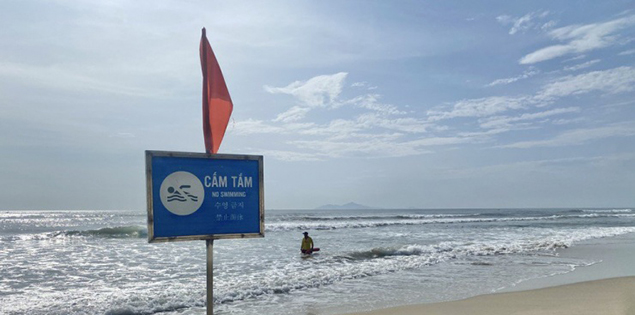 9 người bị sóng cuốn ở biển Đà Nẵng, 2 người tử vong, 1 mất tích

