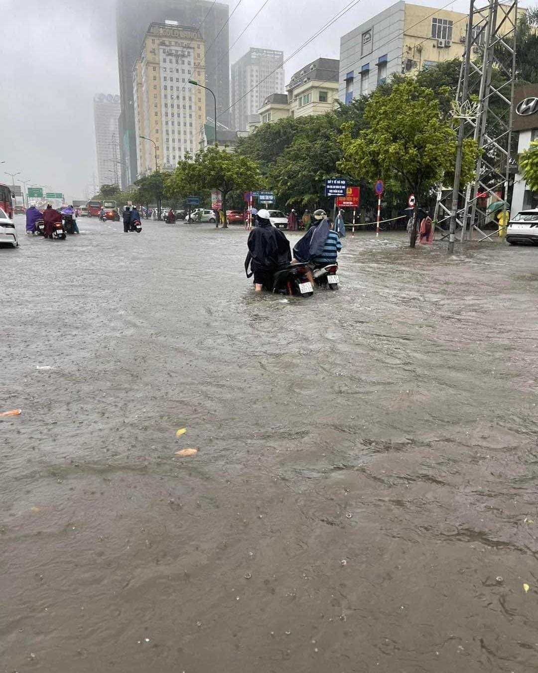 Cơn mưa lớn kèm sấm chớp đúng giờ cao điểm, người Hà Nội vất vả đến chỗ làm