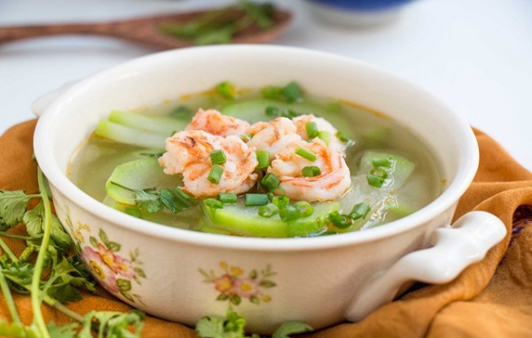 Con quen thuộc ở chợ đem nấu canh bầu vừa tăng độ ngọt, lại giàu canxi, thanh đạm ngày hè