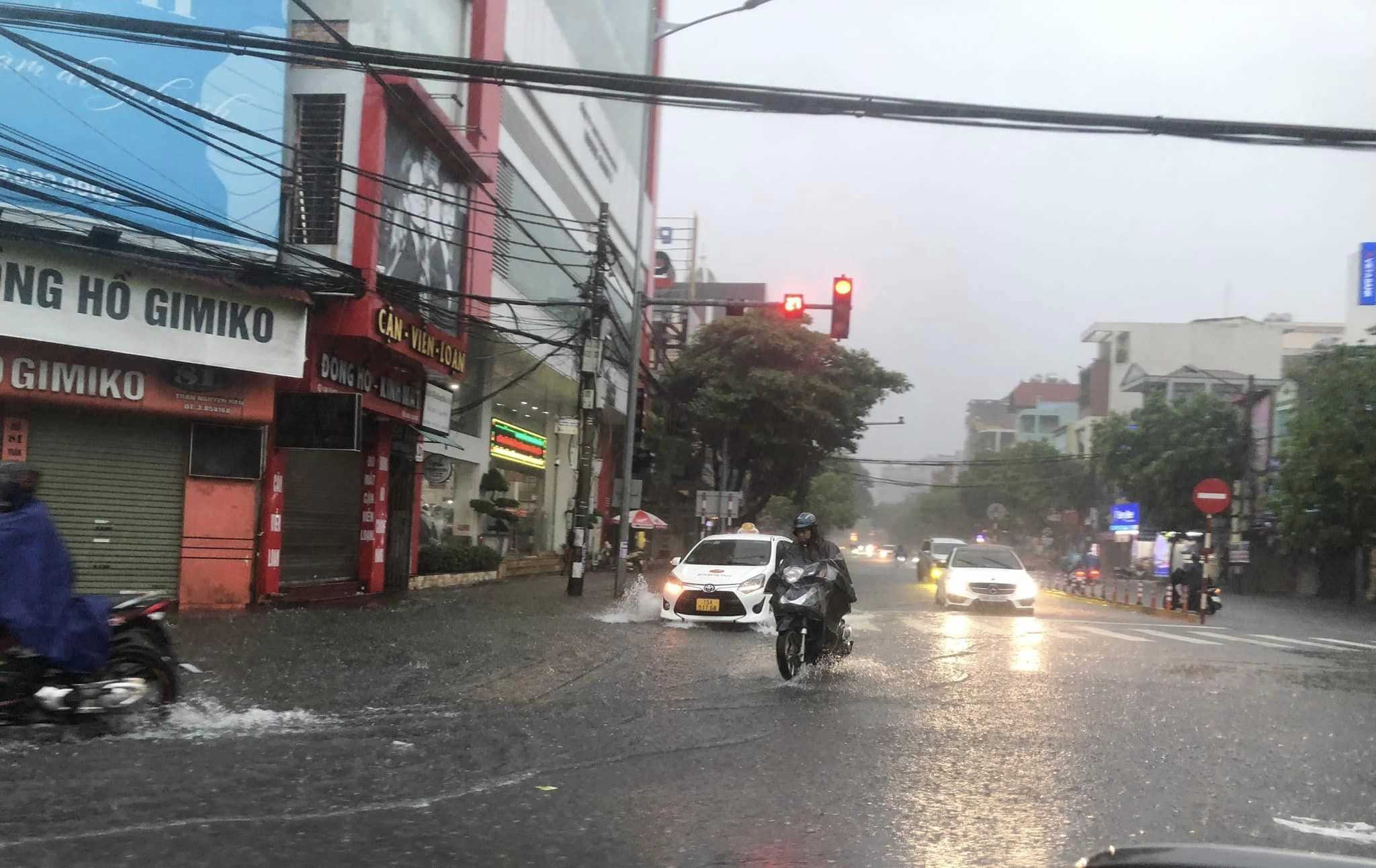 Mưa lớn suốt nhiều giờ đồng hồ làm nhiều tuyến phố, khu dân cư ở Quảng Ninh, Hải Phòng ngập sâu
