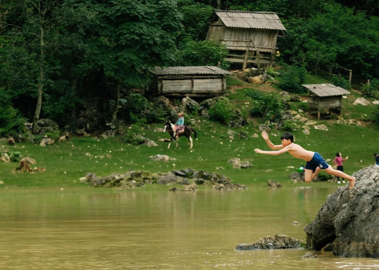 Bất ngờ khung cảnh ở làng nguyên thủy nổi tiếng không điện, không sóng điện thoại ở Việt Nam sau cơn mưa lớn