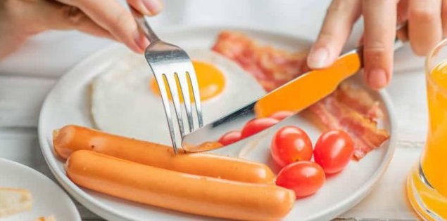 Bà bầu ăn xúc xích có an toàn không? Những tác dụng phụ mẹ cần biết