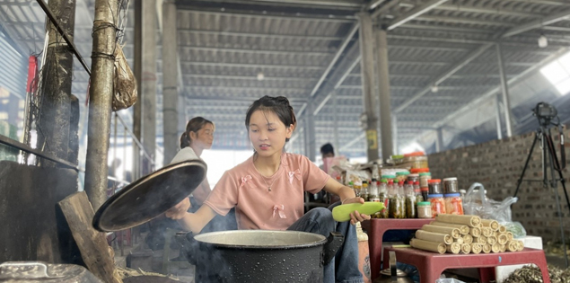 Nữ sinh đạt 3 điểm 10 thi tốt nghiệp THPT: Vừa đi học vừa chăn trâu, bán ngô giúp mẹ

