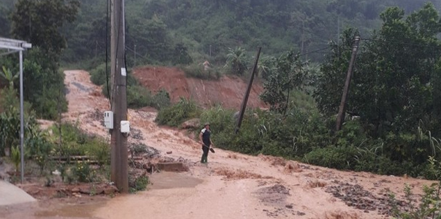 Lũ bất ngờ từ trên đồi đổ xuống khiến một bé gái tử vong

