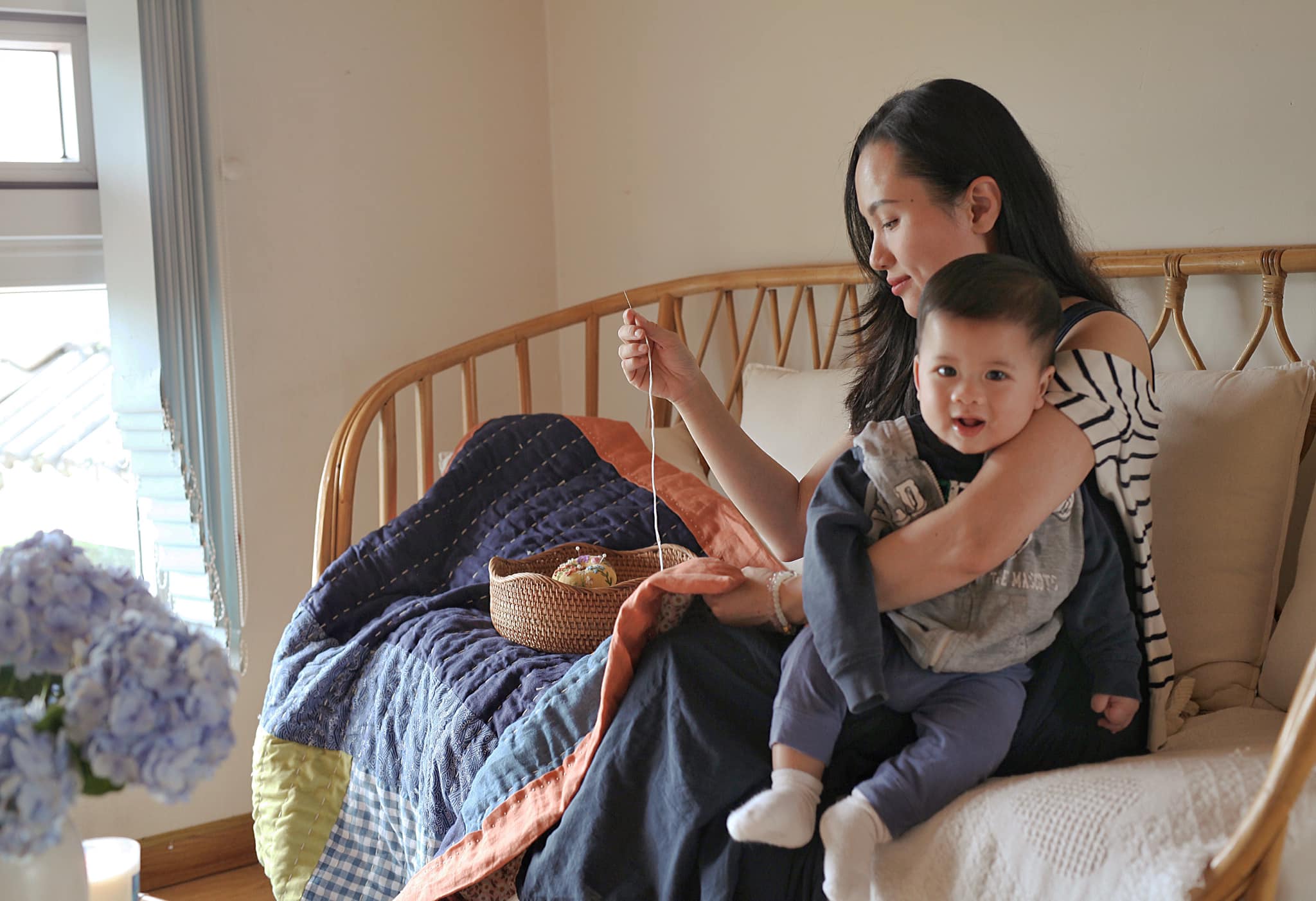 Mẹ đảm khéo tay tự may chăn chần vải Quilt từ quần áo cũ, truyền cảm hứng bảo vệ môi trường
