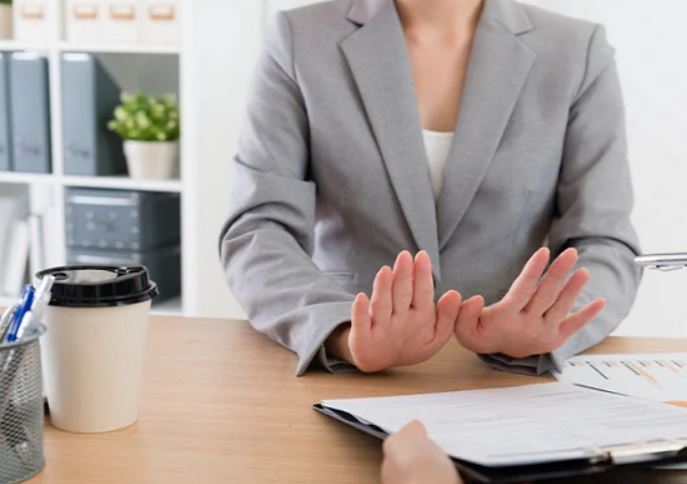 Thông báo không tuyển người tuổi này, một công ty 'nhận gạch đá' của dân mạng