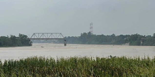 Sập cầu Phong Châu ở Phú Thọ

