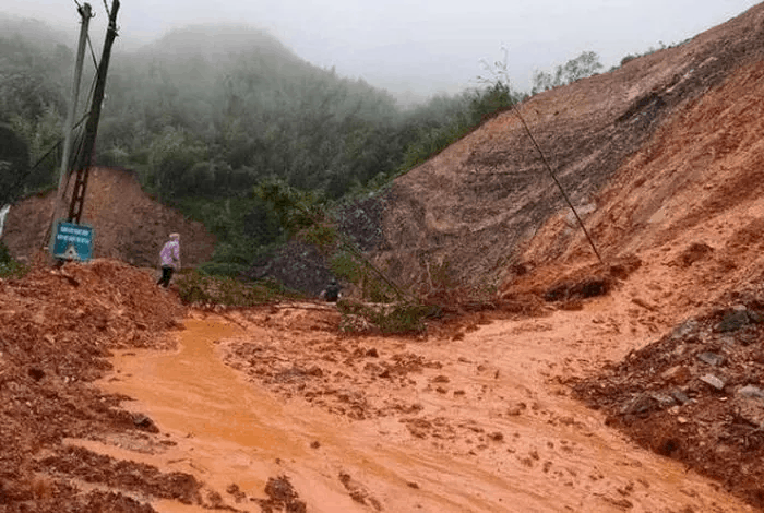 Xe khách bị vùi lấp ở Cao Bằng, hàng chục người mất tích

